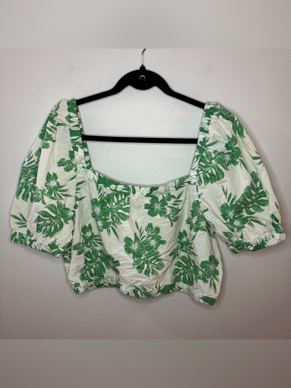 BNWT American Eagle Women’s White/Green Palm Print Top